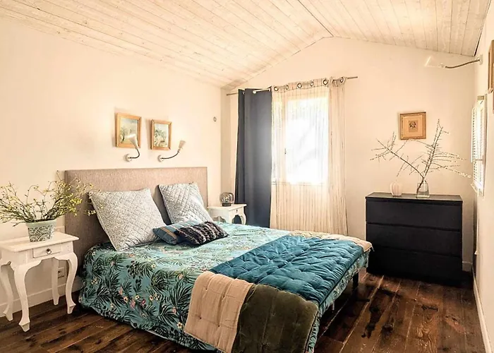 Au Pont Du Gard 카스티용-뒤-가르